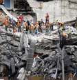 Equipes de resgate trabalham nas buscas por sobreviventes em prédio que desabou na Cidade do México após terremoto  Foto: Reuters