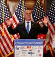 Senador Bob Casey realiza uma coletiva de imprensa para falar contra o último esforço republicano para revogar o Obamacare no Capitólio, em Washington.  Foto: Reuters