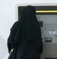 Mulher retira dinheiro em caixa automático na Arábia Saudita  Foto: BBC News Brasil