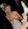 Laura Mesi cortando seu bolo de casamento  Foto: BBC News Brasil