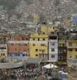 Em um sábado de tempo chuvoso no Rio, a comunidade da Rocinha, na zona sul da cidade, vive um clima de aparente calma  Foto: Agência Brasil