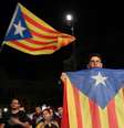 Homem segura bandeira separatista da Catalunha, em Barcelona, Espanha   Foto: Reuters