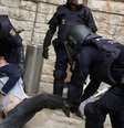 Confronto entre polícia espanhola e homem, do lado de fora de posto de votação de referendo de independência da Catalunha, em Tarragona 01/10/2017 REUTERS/David Gonzalez  Foto: Reuters