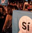 Manifestante catalão segura bandeira do "sim"  Foto: BBC News Brasil