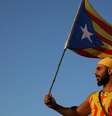 Manifestante com bandeira da catalunha  Foto: BBC News Brasil