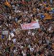 Manifestantes gritam durante protesto do lado de fora da principal delegacia da Polícia Nacional, em Barcelona, Espanha 03/10/2017 REUTERS/Susana Vera  Foto: Reuters