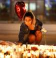 Mulher acende velas para vítimas de ataque em festival de música, em Las Vegas 02/10/2017 REUTERS/Chris Wattie  Foto: Reuters
