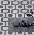 Homem passa por logo do Banco Nacional de Desenvolvimento Econômico e Social (BNDES) na sede do banco no Rio de Janeiro   Foto: Reuters