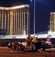 Polícia armada é vista do lado de fora do hotel Mandalay Bay  Foto: BBC News Brasil