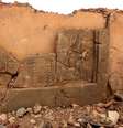 Um soldado caminha em meio a um artefato destruído em Nimrud   Foto: BBC News Brasil