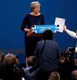 Comediante entrega para a primeira-ministra britânica um formulário de demissão  Foto: Reuters