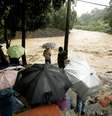 Pessoas observam cheia do rio Tiribi após fortes chuvas em San José, na Costa Rica
 5/10/2017    REUTERS/Juan Carlos Ulate  Foto: Reuters