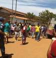 Pessoas caminham perto de creche onde ocorreu ataque  Foto: BBC News Brasil