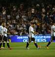 Jogadores da seleção argentina deixam o gramado de cabeça baixa após o empate em 0 a 0 contra o Peru em casa  Foto: Reuters