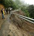 Moradores observam destruição causada pela tempestade em estrada local  Foto: Reuters