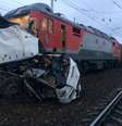 Ônibus ficou completamente destruído na colisão com o trem  Foto: Reuters
