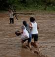 Pessoas passam por enchente na cidade de Nandaime, na Nicarágua
  6/10/2017   REUTERS/Oswaldo Rivas  Foto: Reuters