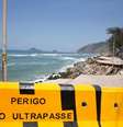 Rio de Janeiro - A força da água provocou o desabamento de mais um trecho do calçadão na Praia da Macumba, zona oeste do Rio de Janeiro, desmoronando a ciclovia situada sob a calçada   Foto: Agência Brasil