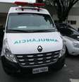Bandidos armados com fuzis sequestram ambulância com uma equipe médica para socorrer um criminoso no Rio  Foto: José Lucena/Futura Press
