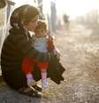 Refugiada curda segura criança em campo de refugiados na cidade de Suruç, na Turquia   Foto: Reuters