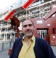 Artista Joep van Lieshout posa diante da obra "Domestikator" em Paris  Foto: Charles Platiau / Reuters