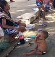 Entre os warao, é comum encontrar crianças carregando mamadeiras com refrigerantes | Foto: Leandro Machado/BBC Brasil   Foto: BBC News Brasil
