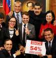 Maduro posa com governadores eleitos no Palácio Miraflores em Caracas
   Foto: Reuters
