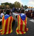 Estudantes vestem bandeira separatista da Catalunha durante protesto em Barcelona, Espanha 17/10/2017 REUTERS/Ivan Alvarado  Foto: Reuters