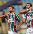 Henrique Dourado (C) comemora seu gol   Foto: Gazeta Press