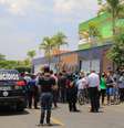 Movientação na frente de escola após crime  Foto: BBC News Brasil