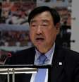Presidente e CEO do Comitê Organizador da Olimpíada de Inverno de Pyeongchang de 2018, Lee Hee-beom, durante coletiva de imprensa, em Olímpia, na Grécia 23/10/2017 REUTERS/Costas Baltas  Foto: Reuters