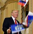 Trump caminha entre bandeiras jogadas por manifestantes no Congresso 
 24/10/2017     Reuters/Joshua Roberts   Foto: Reuters