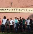 Moraes Filho posa ao lado de alunos da Escola Estadual Jornalista David Nasser; Estado de SP está formando milhares de profissionais dedicados à mediação   Foto: BBC News Brasil