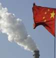 Bandeira da China vista em frente a chaminé de fábrica, em Taiyuan 02/12/2009  REUTERS/Stringer  Foto: Reuters