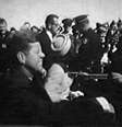 John F. Kennedy e Jacqueline Kennedy (de costas) momentos antes do assassinato do presidente dos Estados Unidos em Dallas, cidade do Texas, em 22 de novembro de 1963.  Foto: Reuters