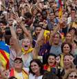 Pessoas comemoram declaração de independência do Parlamento da Catalunha, em Barcelona 27/10/2017 REUTERS/Yves Herman  Foto: Reuters