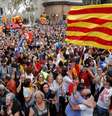Pessoas comemoram declaração de independência da Catalunha da Espanha
27/10/2017 REUTERS/Yves Herman  Foto: Reuters