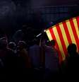 Manifestantes defensores de uma Espanha unificada carregam bandeiras espanhola e catalã, em Barcelona 28/10/2017 REUTERS/Yves Herman  Foto: Reuters