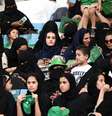 Mulheres sentadas na arquibancada de um estádio com seus filhos  Foto: BBC News Brasil