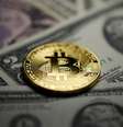 Moeda de Bitcoin sobre notas de dólar em ilustração
27/09/2017 REUTERS/Dado Ruvic/Illustration  Foto: Reuters