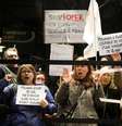 Manifestantes protestam contra diretor Roman Polanski em Paris
30/10/2017
REUTERS/Charles Platiau  Foto: Reuters