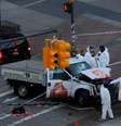 Agentes de segurança fazem perícia em veículo utilizado no atentado em Nova York  Foto: Reuters