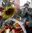 Homem presta homenagem às vítimas de ataque em Nova York, nos Estados Unidos 02/11/2017 REUTERS/Shannon Stapleton  Foto: Reuters