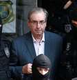 Ex-presidente da Câmara dos Deputados Eduardo Cunha, escoltado por policiais em Curitiba
20/10/2016
REUTERS/Rodolfo Buhrer  Foto: Reuters