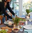 Decore os espaços vazios ao redor dos pratos com vasos de vidro, flores e velas  Foto: Shutterstock