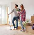 Antes de arrumar os móveis e objetos novamente, limpe bem os ambientes que passaram pela reforma  Foto: Shutterstock
