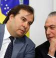 Presidente Michel Temer fala com presidente da Câmara dos Deputados, Rodrigo Maia, durante cerimônia no Palácio do Planalto, em Brasília 
26/10/2017 REUTERS/Adriano Machado  Foto: Reuters