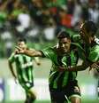 Giovanni, jogador do América-MG, comemora seu gol durante partida contra o ABC, válida pela trigésima quarta rodada do Campeonato Brasileiro 2017, da Série B.  Foto: MOURÃO PANDA/Gazeta Press