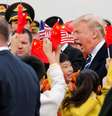 Donald Trump chega à China e é recebido por crianças no aeroporto.   Foto: Reuters