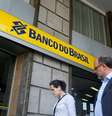 Pessoas passam por agência do Banco do Brasil, no Rio de Janeiro 15/12/2014 REUTERS/Pilar Olivares  Foto: Reuters